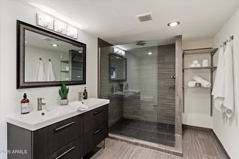 Bath - 4959 E Red Rock Dr, Phoenix, AZ 85018 photo 3 of 6