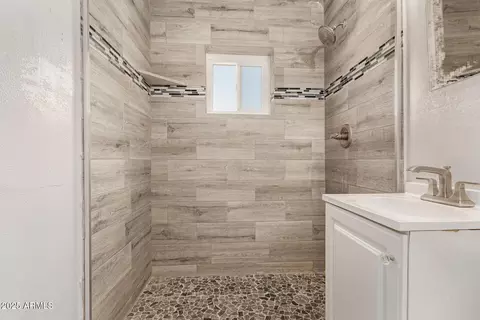 Bath - 4205 N 3rd Ave, Phoenix, AZ 85013 photo 4 of 4