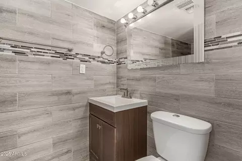 Bath - 4205 N 3rd Ave, Phoenix, AZ 85013 photo 1 of 4