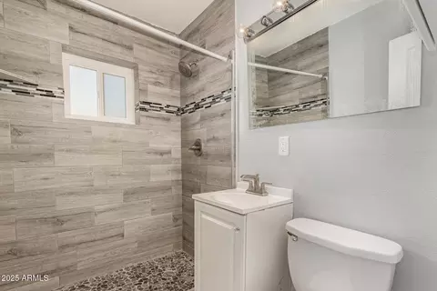 Bath - 4205 N 3rd Ave, Phoenix, AZ 85013 photo 3 of 4