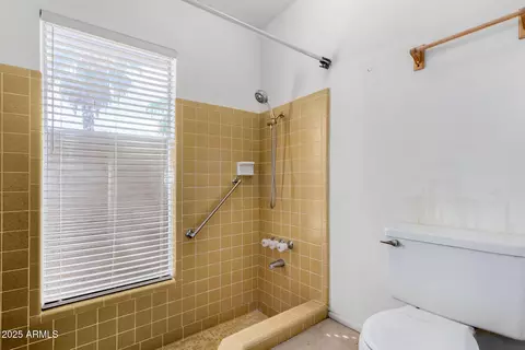 Bath - 2301 E Christy Dr, Phoenix, AZ 85028 photo 2 of 4