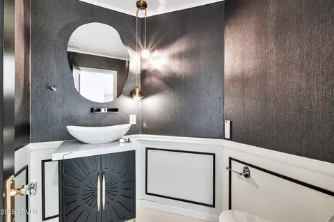 Bath - 1040 E Osborn Rd #404, Phoenix, AZ 85014 photo 1 of 6