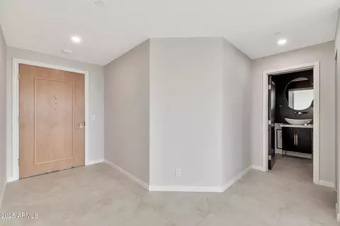 Entry Way - 1040 E Osborn Rd #404, Phoenix, AZ 85014 photo 2 of 3