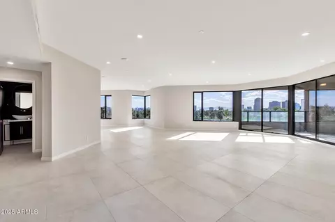 Living - 1040 E Osborn Rd #404, Phoenix, AZ 85014 photo 1 of 9