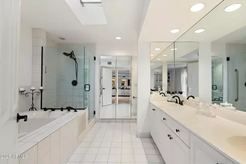 Bath - 3500 E Lincoln Dr #6, Phoenix, AZ 85018 photo 3 of 4