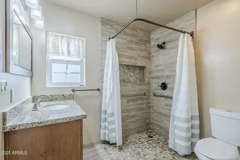 Bath - 3015 N 8th Ave, Phoenix, AZ 85013 photo 4 of 6