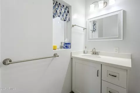 Bath - 3015 N 8th Ave, Phoenix, AZ 85013 photo 1 of 6