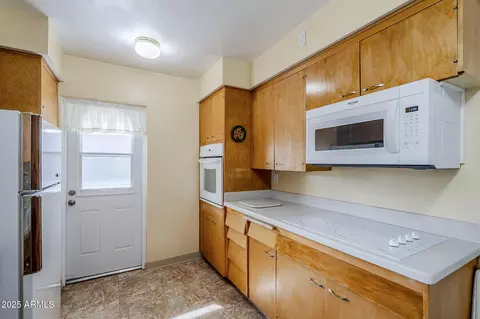 Kitchen - 3015 N 8th Ave, Phoenix, AZ 85013 photo 6 of 9