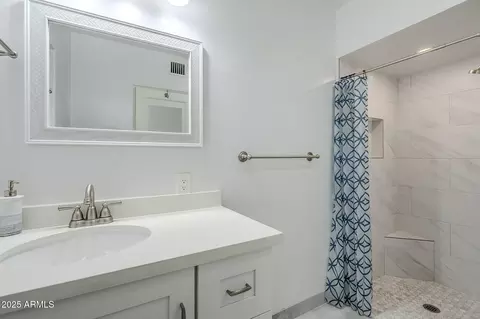 Bath - 3015 N 8th Ave, Phoenix, AZ 85013 photo 2 of 6