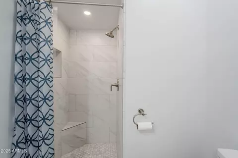Bath - 3015 N 8th Ave, Phoenix, AZ 85013 photo 3 of 6