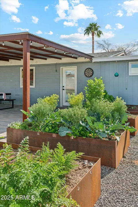 Exterior - 2540 E Amelia Ave, Phoenix, AZ 85016 photo 4 of 5