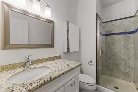 Bath - 302 W Stella Ln, Phoenix, AZ 85013 photo 3 of 8