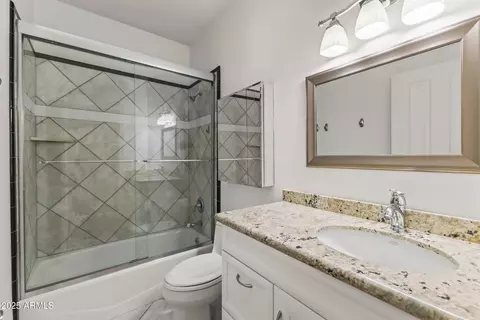 Bath - 302 W Stella Ln, Phoenix, AZ 85013 photo 2 of 8