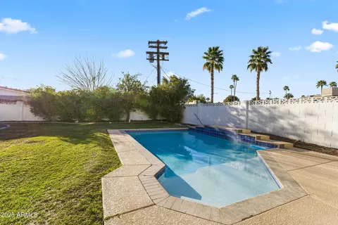 Exterior - 302 W Stella Ln, Phoenix, AZ 85013 photo 8 of 11