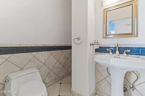 Bath - 302 W Stella Ln, Phoenix, AZ 85013 photo 1 of 8