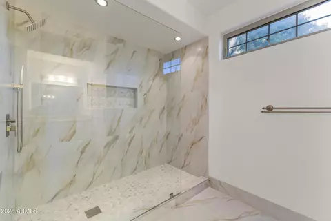 Bath - 302 W Stella Ln, Phoenix, AZ 85013 photo 4 of 8