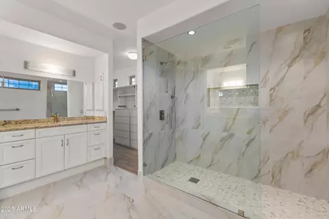 Bath - 302 W Stella Ln, Phoenix, AZ 85013 photo 6 of 8