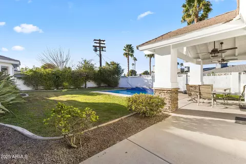 Exterior - 302 W Stella Ln, Phoenix, AZ 85013 photo 7 of 11