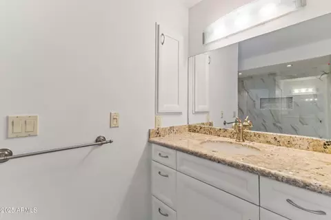 Bath - 302 W Stella Ln, Phoenix, AZ 85013 photo 7 of 8