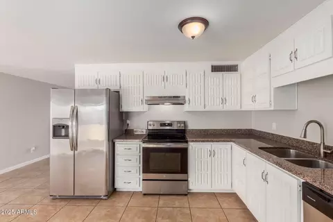 Kitchen - 13232 N 40th Pl, Phoenix, AZ 85032 photo 3 of 3