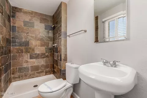 Bath - 13232 N 40th Pl, Phoenix, AZ 85032 photo 1 of 2
