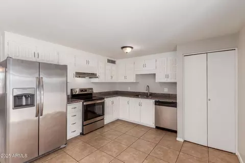 Kitchen - 13232 N 40th Pl, Phoenix, AZ 85032 photo 2 of 3