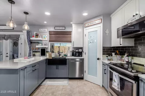 Kitchen - 2328 W Echo Ln, Phoenix, AZ 85021 photo 1 of 5