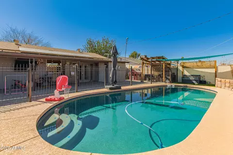 Exterior - 2328 W Echo Ln, Phoenix, AZ 85021 photo 8 of 10
