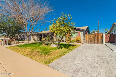 Exterior - 2328 W Echo Ln, Phoenix, AZ 85021 photo 2 of 10