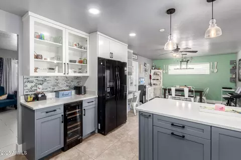 Kitchen - 2328 W Echo Ln, Phoenix, AZ 85021 photo 3 of 5