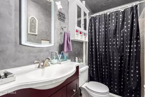 Bath - 2328 W Echo Ln, Phoenix, AZ 85021 photo 1 of 2