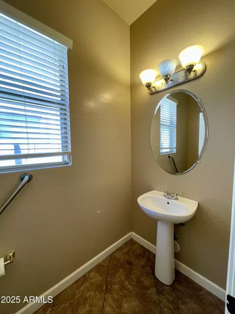 Bath - 2206 W Eagle Feather Rd, Phoenix, AZ 85085 photo 1 of 5