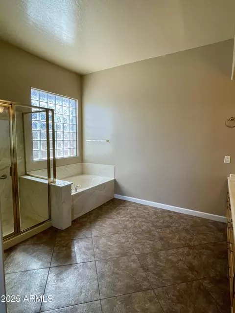 Bath - 2206 W Eagle Feather Rd, Phoenix, AZ 85085 photo 3 of 5