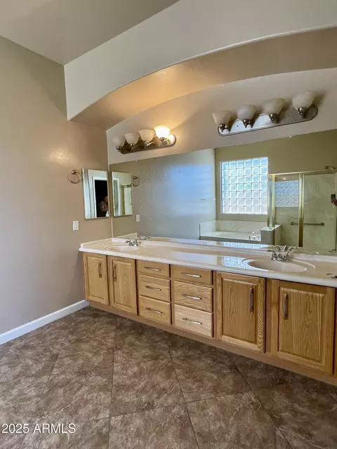 Bath - 2206 W Eagle Feather Rd, Phoenix, AZ 85085 photo 4 of 5