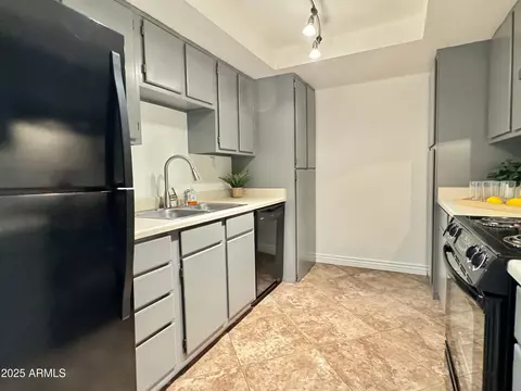 Kitchen - 3825 E Camelback Rd #292, Phoenix, AZ 85018 photo 4 of 4