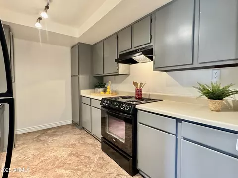 Kitchen - 3825 E Camelback Rd #292, Phoenix, AZ 85018 photo 2 of 4