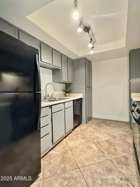 Kitchen - 3825 E Camelback Rd #292, Phoenix, AZ 85018 photo 3 of 4