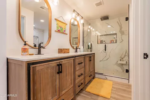 Bath - 406 W Coolidge St, Phoenix, AZ 85013 photo 1 of 3