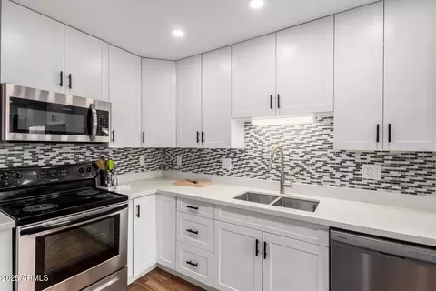 Kitchen - 5525 E Thomas Rd #K6, Phoenix, AZ 85018 photo 5 of 6
