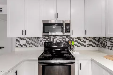 Kitchen - 5525 E Thomas Rd #K6, Phoenix, AZ 85018 photo 3 of 6