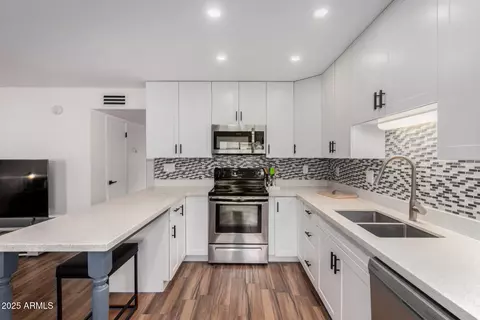 Kitchen - 5525 E Thomas Rd #K6, Phoenix, AZ 85018 photo 1 of 6