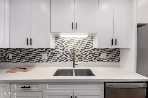 Kitchen - 5525 E Thomas Rd #K6, Phoenix, AZ 85018 photo 4 of 6