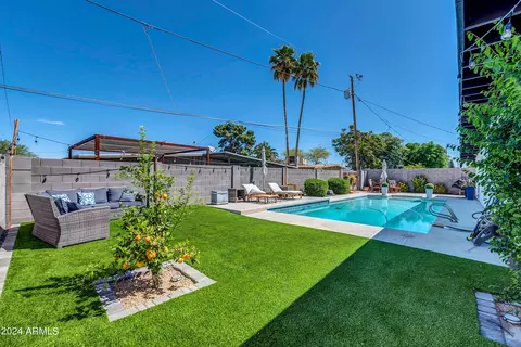 3702 E Laurel Ln, Phoenix, AZ 85028 photo 2
