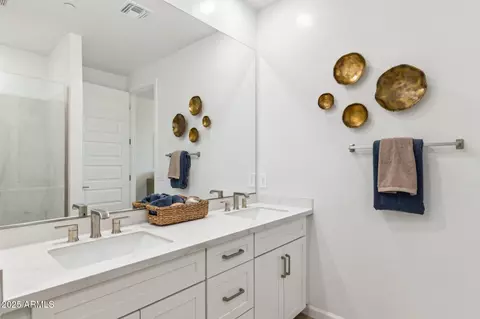 Bath - 1123 E Mcneil St, Phoenix, AZ 85042 photo 3 of 5