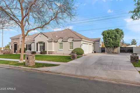 Exterior - 2838 E Vaughn Ct, Gilbert, AZ 85234 photo 2 of 15