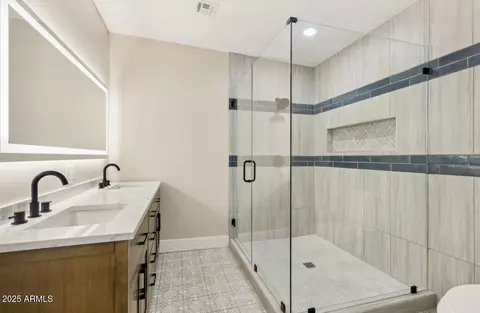 Bath - 2202 E Osborn Rd, Phoenix, AZ 85016 photo 3 of 5
