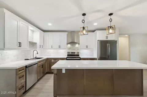 Kitchen - 2202 E Osborn Rd, Phoenix, AZ 85016 photo 4 of 5
