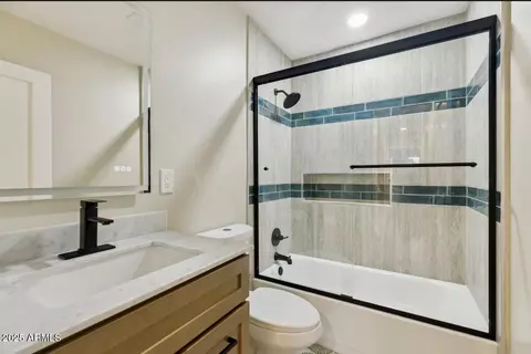 Bath - 2202 E Osborn Rd, Phoenix, AZ 85016 photo 2 of 5