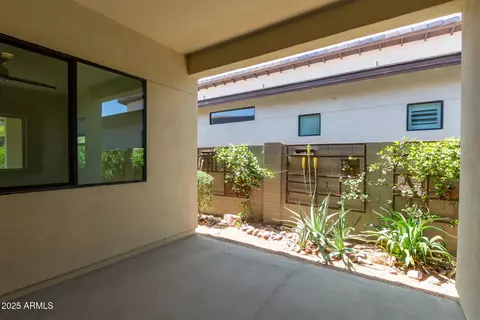 Exterior - 917 E La Mirada Dr, Phoenix, AZ 85042 photo 4 of 10