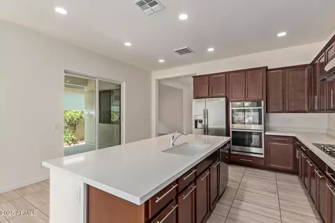 Kitchen - 917 E La Mirada Dr, Phoenix, AZ 85042 photo 4 of 4